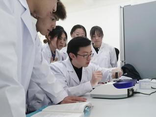 君子  器，“另类”的体育老师...